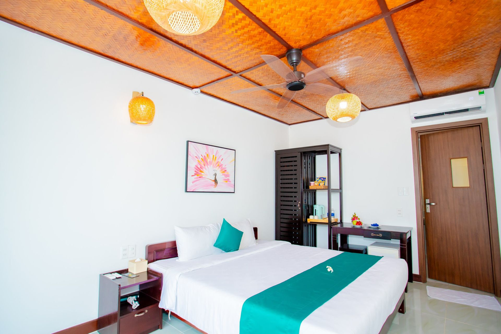 AdoraBay Deluxe Ocean View 1 bed.webp